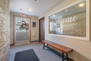 Lobby - Studio Apartment centrally located in Duluth, MN. Experience ease and accessibility. (Duluth)