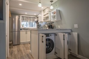 Réfrigérateur, four à micro-ondes, un four, surface de cuisson