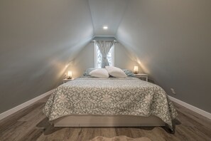 2 bedrooms, free WiFi, bed sheets - Renovated cozy cabin in sought after location with private hot tub and laundry.  (Silver Star Mountain)