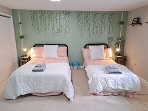 1 Schlafzimmer, Zimmersafe, Schreibtisch, Bügeleisen/Bügelbrett