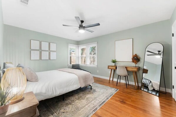 2 Schlafzimmer, Schreibtisch, Bügeleisen/Bügelbrett, Reisekinderbett