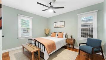 2 chambres, bureau, fer et planche Ă repasser, lit parapluie