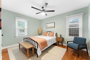 2 Schlafzimmer, Schreibtisch, Bügeleisen/Bügelbrett, Reisekinderbett