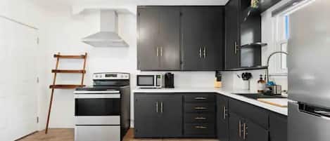 Geladeira, micro-ondas, fogão, cooktop