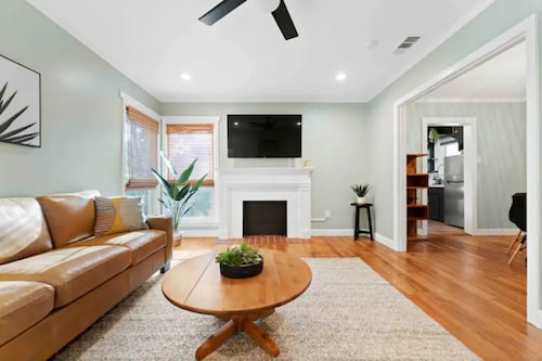 Charming Tech Terrace Bungalow~Walk to JB Coffee, Campus & Dog Park!