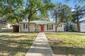 Exterior - Charming Tech Terrace Bungalow~Walk to JB Coffee, Campus & Dog Park! (Lubbock)