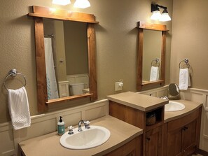 Hair dryer, towels, soap, shampoo - Silverside Chalet: Family-friendly 1BDRM condo next to the waterpark and gondola (Kellogg)
