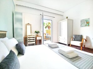 2 sovrum, värdeförvaringsskåp på rummet och skrivbord