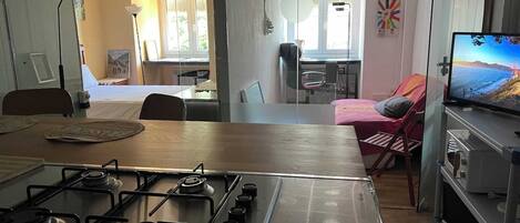 3 bedrooms, desk, iron/ironing board, free WiFi