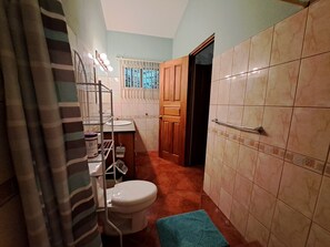 Shower, eco-friendly toiletries, towels, soap - Guesthouse Casa Avi Fauna Master Room,5mn de la Belle Plage Ocotal (Ocotal)
