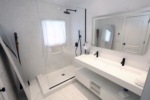 Haartrockner, Handtücher, Seife, Toilettenpapier