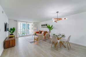 华丽公寓 | 起居区 | 50-英寸智能电视（配备有线频道）