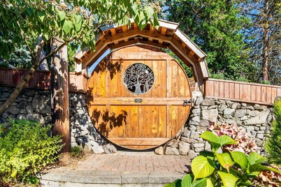 PNW Downtown Hobbit Home - Detached game-room & Outdoor pizza oven!
