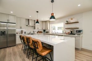 Kjøleskap, ovn, kokeplater og oppvaskmaskin