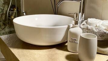 Asciugacapelli, asciugamani, sapone, shampoo