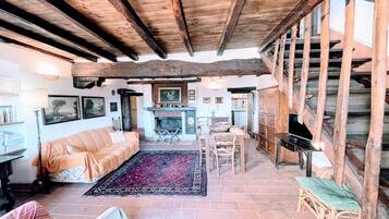 Tv, eldstad, bordsfotboll och ett bordtennisbord