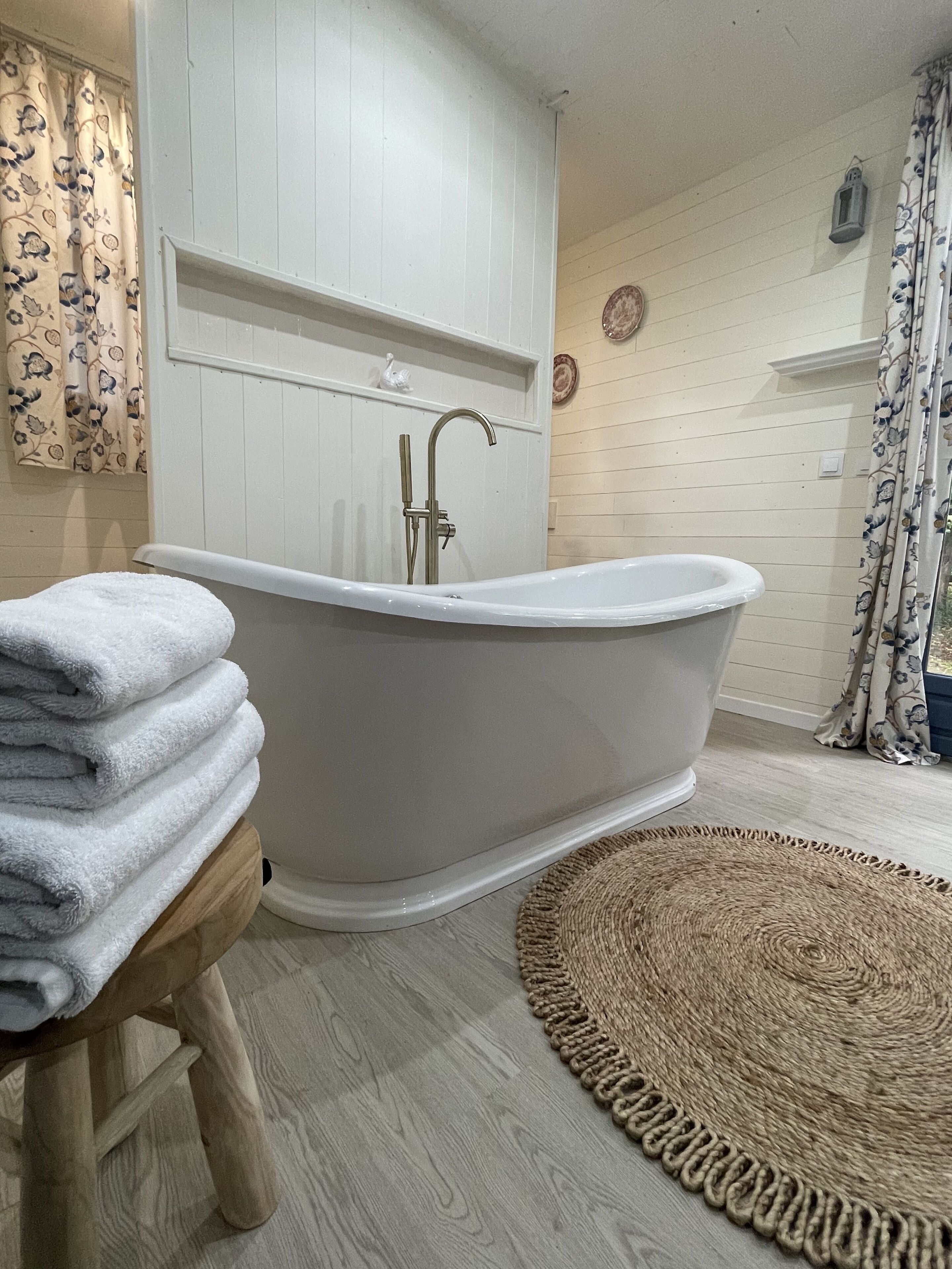 Een haardroger, handdoeken, zeep, shampoo