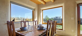 Taos Raven House, gorgeous mountain views between Taos Ski Valley and Taos Plaza