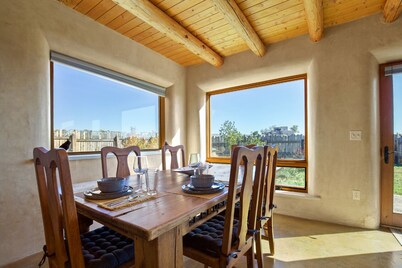 Taos Raven House, gorgeous mountain views between Taos Ski Valley and Taos Plaza