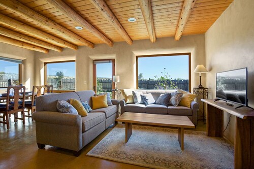 Taos Raven House, gorgeous mountain views between Taos Ski Valley and Taos Plaza