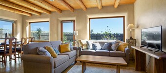 Taos Raven House, gorgeous mountain views between Taos Ski Valley and Taos Plaza