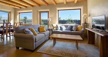 Taos Raven House, gorgeous mountain views between Taos Ski Valley and Taos Plaza