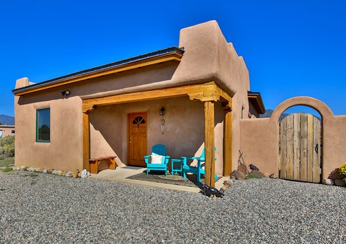 Taos Raven House, gorgeous mountain views between Taos Ski Valley and Taos Plaza