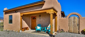 Taos Raven House, gorgeous mountain views between Taos Ski Valley and Taos Plaza