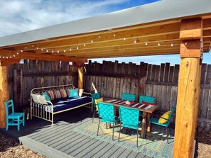 Outdoor dining - Taos Raven House, gorgeous mountain views between Taos Ski Valley and Taos Plaza (El Prado)