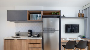 Apartment | Private kitchen | Fridge, microwave, cookware/dishes/utensils - Atmosfera Brooklin (São Paulo)