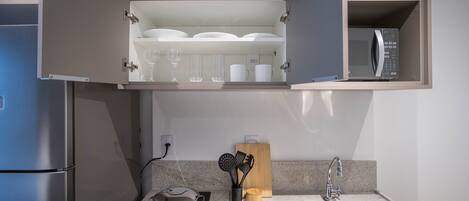 Appartement exclusif | Cuisine privée | Réfrigérateur, four à micro-ondes, vaisselle et ustensiles
