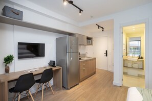 Exclusive Apartment | Private kitchen | Fridge, microwave, cookware/dishes/utensils - Atmosfera Brooklin (São Paulo)