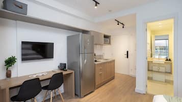 Apartamento exclusivo | Cozinha privada | Geladeira, micro-ondas, talheres/pratos/utensílios de cozinha