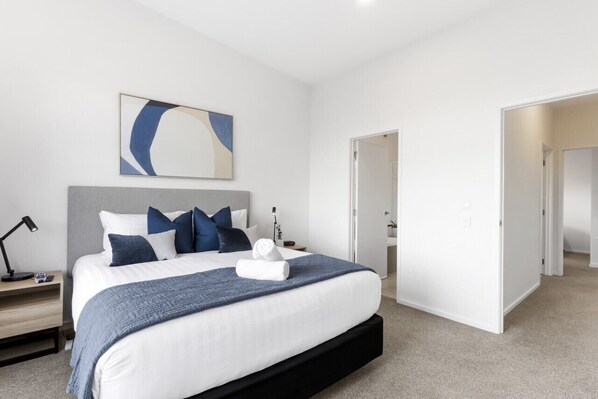 3 quartos, escrivaninha, ferros/tábuas de passar roupa, berço de viagem