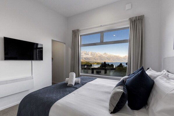 3 室のベッドルーム、デスク、アイロン / アイロン台、旅行用ベビーベッド