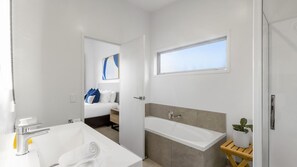 Shower, hair dryer, towels, soap - Remarkable Woodsider - family friendly walk to town (Queenstown)