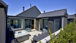 Terrace/patio - Belle Vue Villa - Stunning Views with Hot Tub (Queenstown)