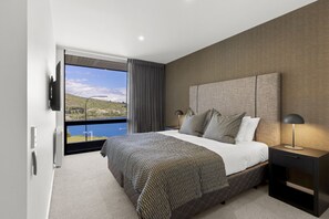 4 室のベッドルーム、デスク、アイロン / アイロン台、旅行用ベビーベッド