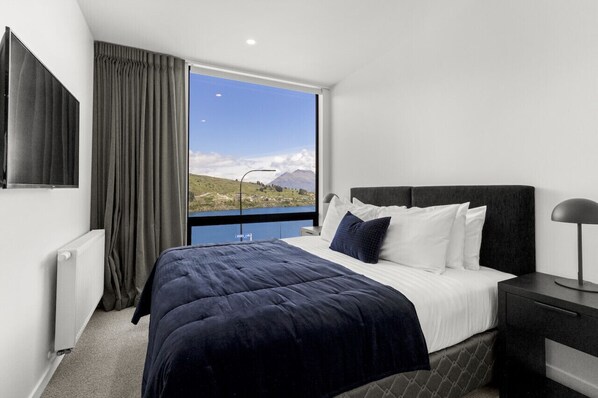 4 室のベッドルーム、デスク、アイロン / アイロン台、旅行用ベビーベッド