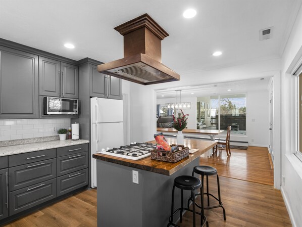 冷蔵庫、電子レンジ、オーブン、コンロ