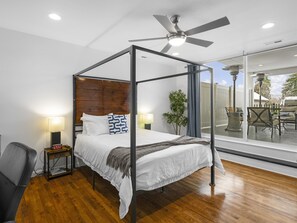 3 室のベッドルーム、デスク、アイロン / アイロン台、旅行用ベビーベッド