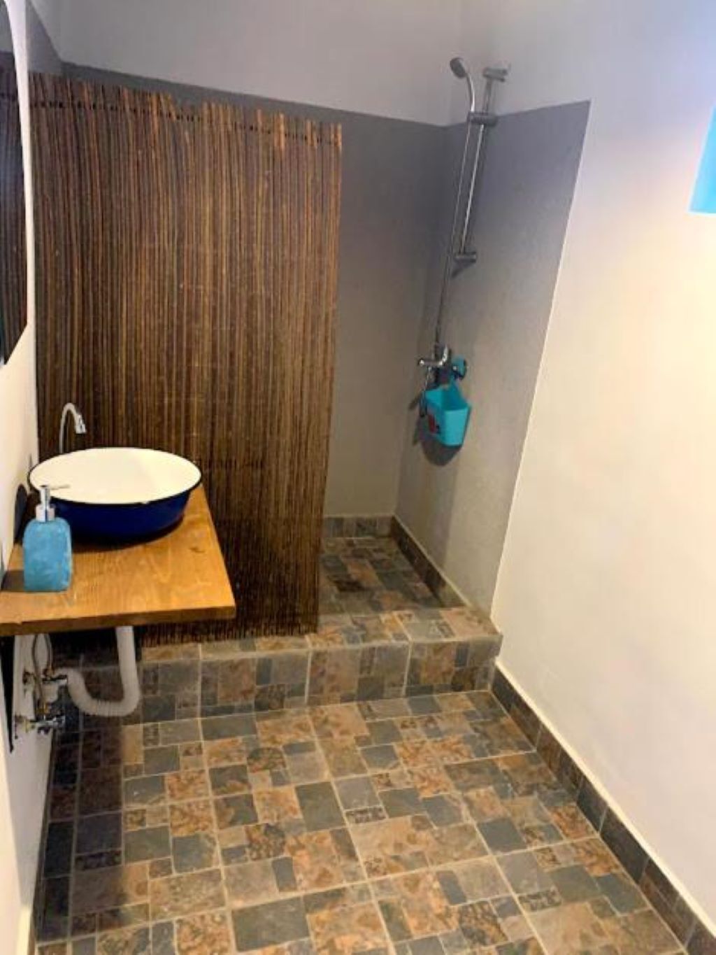 Serviettes fournies, savon, papier toilette