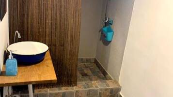 Serviettes fournies, savon, papier toilette