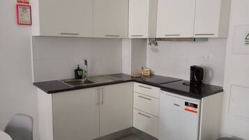 City Studio | Private kitchen | Mini-fridge, microwave, stovetop, blender