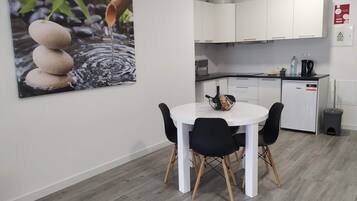 Comfort Studio, Multiple Beds | Private kitchen | Mini-fridge, microwave, stovetop, blender