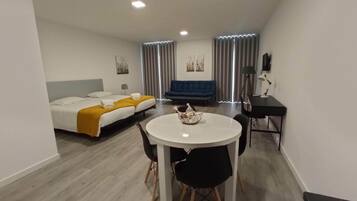 Estudio urbano | Cortinas blackout, insonorización y tabla de planchar con plancha