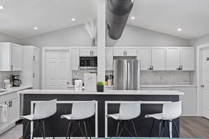 冷蔵庫、電子レンジ、オーブン、コンロ