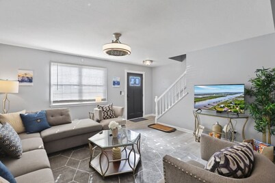 Minutes to Downtown Saint Charles, Cozy/Chic Home