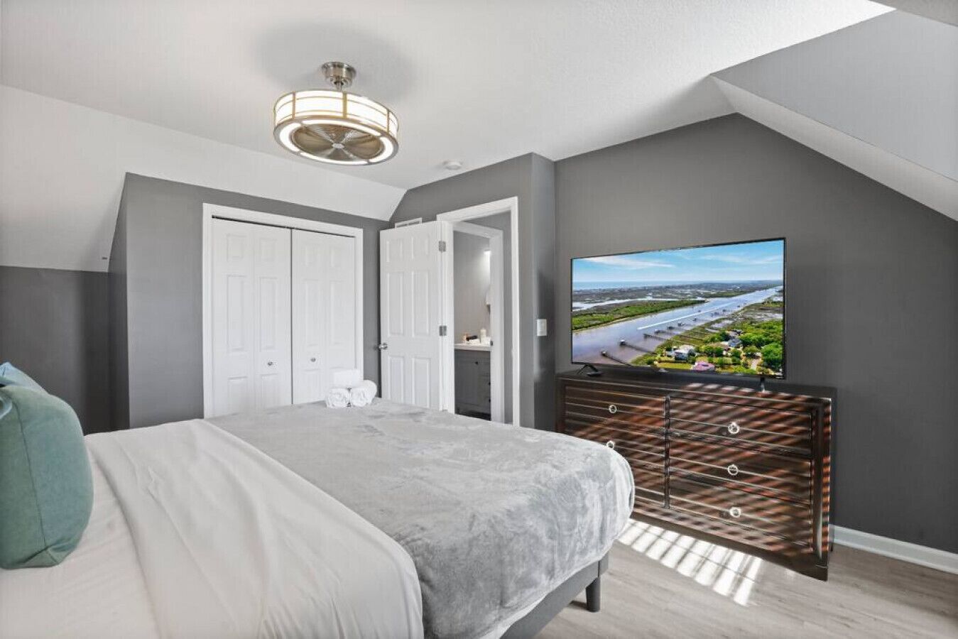 6 bedrooms, iron/ironing board, travel cot, WiFi