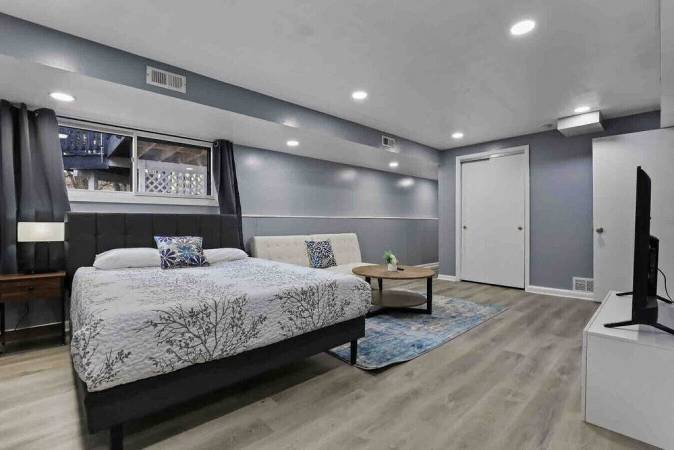 5 habitaciones, escritorio y tabla de planchar con plancha 